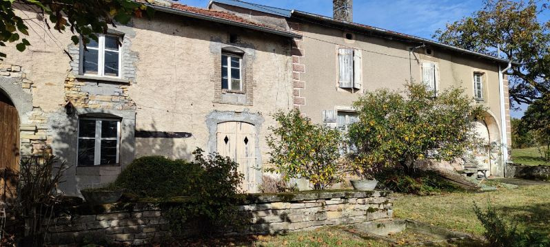 Maison 245 m2 à rénover avec jardin, cave et garage Domval
